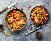 Cuisses de poulet grillées au four aux oignons, tomates et thym