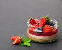 Gâteau sans cuisson : Cyril Lignac partage sa recette de cheesecake aux fruits rouges parfait à faire quand il fait chaud