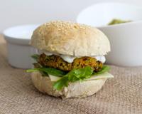 Un hamburger maison ! Le premier d'une longue série tellement nous aimons ça. Le plus ? De bons buns, de super sauces et des chutneys à varier au gré des envies. Comptez…