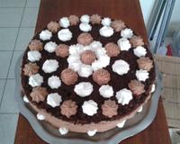 Génoise chocolat, mousse au chocolat, compotée de poires au caramel, crème au kirsch et chantilly.