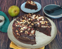 Gâteau au chocolat, noisettes et poires