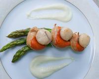 Découvrez comment réaliser très rapidement ce plat raffiné à base de noix de saint-jacques et d'asperges qui va ravir tous vos convives.