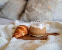 Moins cher et tout aussi délicieux qu’au coffee shop, voici comment réaliser votre café latte cet hiver !