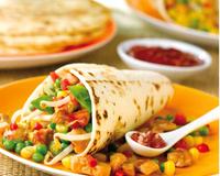 Des tortillas de blé garnies de tendres dés de poulet, des pois croquants, du maïs, du soja et des poivrons, relevées par une sauce au ketchup…