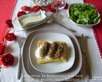 Une gaufre salée au gruyère, nappée sur sauce Mornay et surmontée de languette de dindonneau panées aux noix