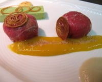 Bonbon cru de faux filet de bœuf et mangue, bavarois de chou chinois et sa mayonnaise miso de Frédéric doucet