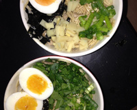 Soupe Ramen Soja Caramel au porc et salade d'épinards aux pousses de bambou