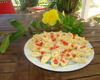 Melangez 1 paquet de miette de crabe avec 1/2 tube de mayo, et garnissez en tous les bouts de 4 petites endives.