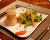 Feuille de brick garnie de fromage de chèvre au miel avec quelques morceaux de pommes et de la ciboulette. Une idée simple et gourmande pour vos entrées !
