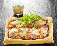 Une tarte qui sera parfaite en entrée chaude ou tout simplement pour un buffet.