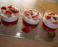 Aujourd'hui une variante du Tiramisu, avec des fraises et un crumble au chocolat blanc, le mélange donne un goût excellent, très frais et léger…
