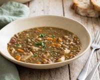 Économique et ultra réconfortante : la vraie recette des lentilles mijotées aux légumes pour affronter l'automne