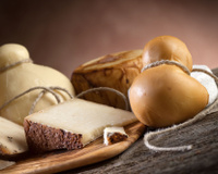 Connaissez-vous ce fromage italien au goût de bacon ? Il sera parfait pour vos gratins !