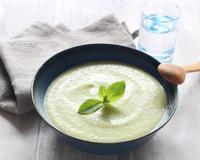 Fraîche et facile à préparer, cette soupe froide courgettes ricotta et menthe va devenir votre recette favorite de l’été