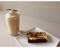 A base de fromage à la crème Elle & Vire, un délicieux brownie au chocolat, avec une marbrure onctueuse qui rappelle un cheesecake, accompagné…