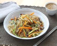 Il s'agit d'un plat typique coréen préparé avec des nouilles de fécule de patate douce appelées Dangmyeon. C'est un plat familial servi…