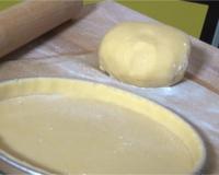 Une pâte sablée, sucrée aux amandes pour réaliser toutes vos tartes sucrées ! A vous les tartes maison avec cette recette de pâte à tarte INRATABLE.