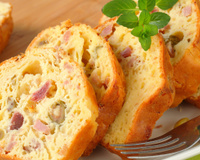 Cake salé au jambon et aux olives