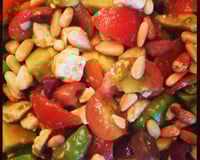 Salade d'avocats avec feta, pignons, tomates et olives noires