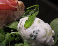 Voici une glace salée très originale, idéale pour garnir une salade de roquette avec du jambon cru par exemple !