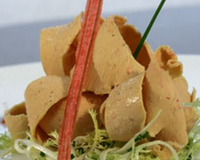 Foie gras de canard des landes en copeaux sur fine frisée et vinaigrette rhubarbe