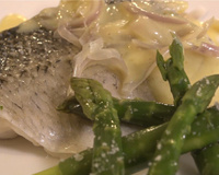 Filet de bar, asperges vertes et sauce à l'orange
