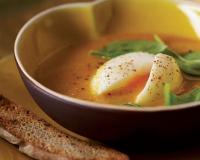Recette plein de légumes. Soupe de légumes et œufs mollets.