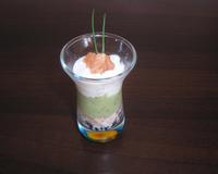 L'onctuosité des carrés de fromage liés à la crème se mêle à celle de la mousse d'avocat.