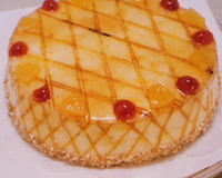 Génoise fourrée d'une compote d'ananas, recouverte de méringue au jus d'ananas.