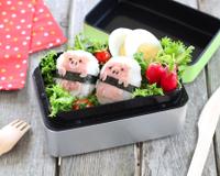 Le bentô est la lunchbox des japonnais. Elle se veut sophistiquée et équillibrée.Découvrez donc notre Bento Cochon ...