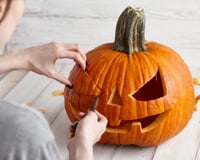 Voici la méthode la plus simple pour sculpter une citrouille d’Halloween sans se louper