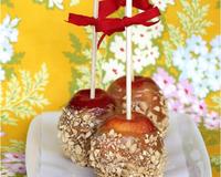 Pomme au caramel comme une pomme d'amour.