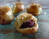 Une petite variante aux chouquettes traditionnelles , des petits choux saupoudrés de noix de coco et au coeur de framboises ! A déguster sans modération !