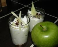 Mousse de yaourt aromatisé à la pomme avec gâteau croquant.