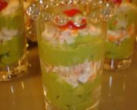 mixer des avocats et des batons de surimi.