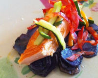 Recette de saumon dont l'originalité réside dans son accompagnement : les vitelottes. Elles ajoutent une petite note amusante et colorée à ce plat bien sympathique.