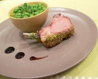 Un carré d'agneau en croûte de pistaches, accompagné de fèves et petits pois. Une recette proposée par Sandrine du blog 'La table de Sandrine'.