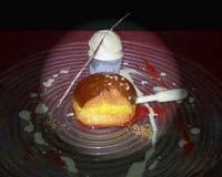 Hot dog d'ananas et son goûte à goûte de crème Jack Daniel