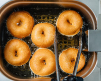 Mardi gras : à quelle température doit être l' huile de friture pour bien cuire les beignets ?