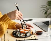 Grâce à cet ustensile, vous pourrez faire vos sushis maison en 10 minutes chrono !