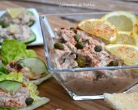 Un grand classique pour l'apéro : les rillettes !
J'ai présenté ces rillettes sur du pain grillé, des feuilles de sucrine et des tranches de concombre...