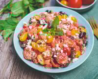Le plat parfait à servir quand il fait chaud : un salade pastèque, feta, tomates cerise et olives !
