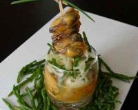 La salicorne est une plante marine qui apporte à cette mise en bouche du croquant et le fenouil de la fraîcheur....le associé au moules et safran....un délice !