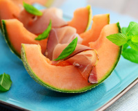 Un combo qui fonctionne parfaitement pour une entrée gourmande : du melon grillé, crumble de chorizo et feta