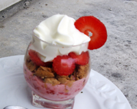 Des meringues craquantes à la fraise des bois et aux pépites de chocolat, un appareil crémeux à la fraise et une chantilly au basilic.