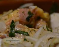 Le poulet yassa, d'origine sénégalaise, est un plat à base de poulet mariné dans le citron vert avec beaucoup d oignons.