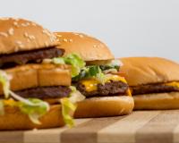 Nouveau pain, un peu plus de sauce, la recette de certains burgers stars de chez McDo change à partir d’aujourd’hui