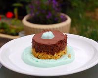 Biscuit façon cheese cake sous une mousse au chocolat, le tout délicatement déposé sur un espuma à la menthe