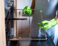 C’est souvent un enfer : l’astuce pour nettoyer une grille de four bien encrassée