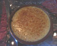 Une délicieuse crème brûlée à la vanille.